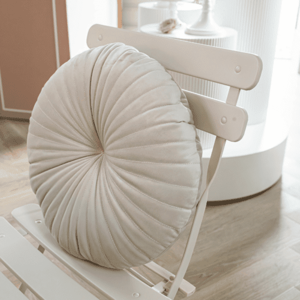 Champagnekleurige velvet zitkussens op stoeltjes tijdens een luxe bruiloftsceremonie.