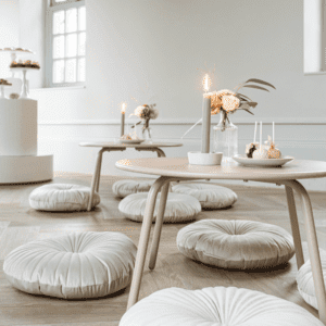 Zachte fluwelen zitkussens in een lichte nude champagne kleur, gestyled voor een babyshower.