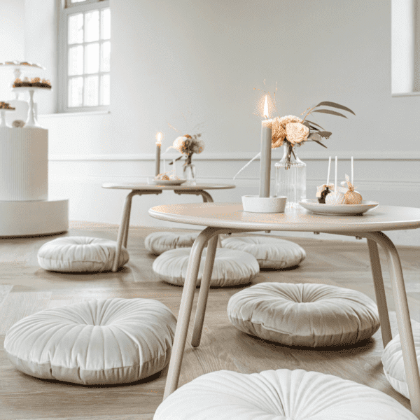 Kussens rond champagne fluweel Zachte fluwelen zitkussens in een lichte nude champagne kleur, gestyled voor een babyshower.