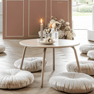 Ronde velvet zitkussens in champagne tint, gebruikt als extra zitplekken tijdens een kinderfeestje.