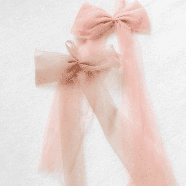 Tule stoelstrikken zachte kleuren bruiloft Verschillende zachte tule stoelstrikken in neutrale bruiloft kleuren