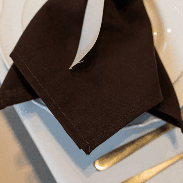 bruine servet detail tafel bruine servet detail op bord met goud bestek voor bruiloft decoratie