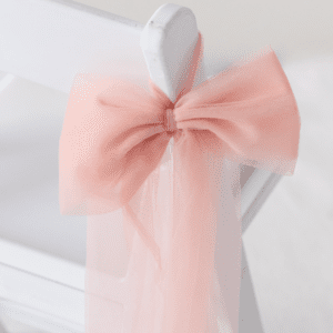 Zacht tule als stoelstrik in lichte roze tint met soepele en luchtige val