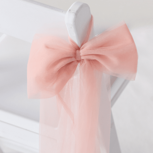 Zacht tule als stoelstrik in lichte roze tint met soepele en luchtige val