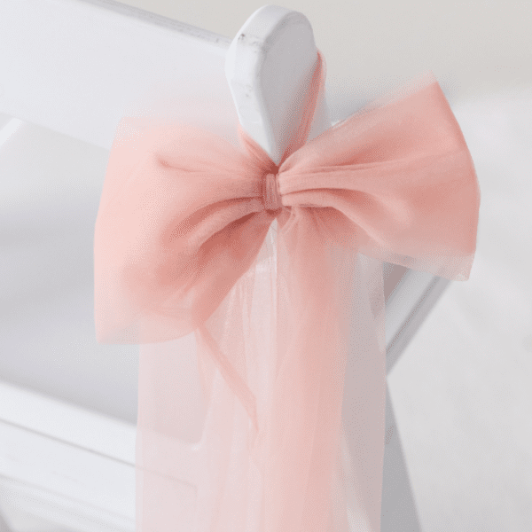 Zacht tule als stoelstrik in lichte roze tint met soepele en luchtige val