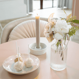 Zandkleurig servies met gebaksbordje tafelsetting Zandkleurig servies met gebaksbordje voor bruiloft tafelstyling