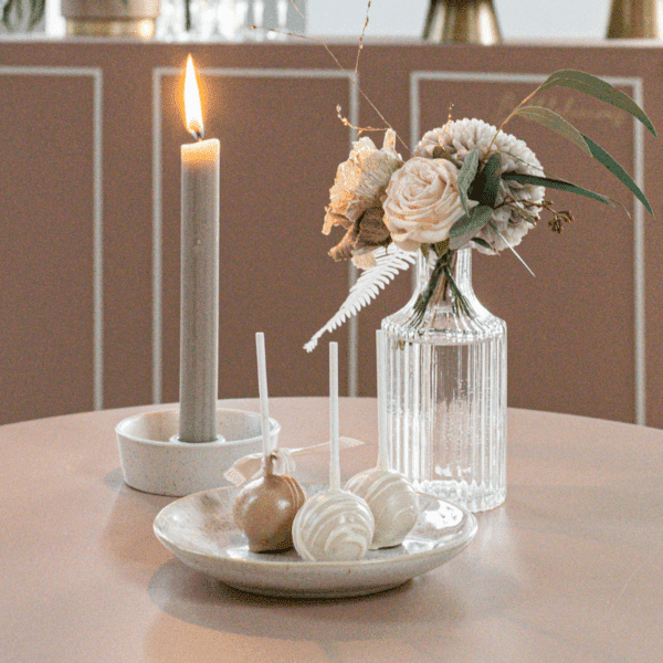 Beige gebaksbordje met dessert Beige gebaksbordje met dessert voor babyshower sweet table
