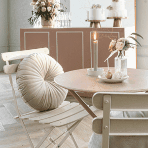 Beige dessertbord met bloemen tafelstyling Beige dessertbord met bloemstyling op bruiloft tafel