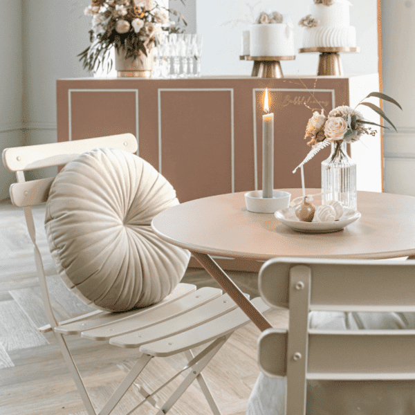 Beige dessertbord met bloemen tafelstyling Beige dessertbord met bloemstyling op bruiloft tafel