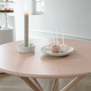 Gebaksbordje op beige dinertafel styling Beige gebaksbordje op gestylde tafel voor bruiloft diner