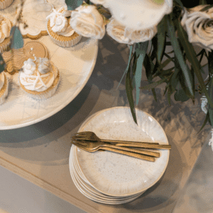 Beige servies stapel dessertbordjes Beige dessertbordjes gestapeld voor bruiloft desserttafel