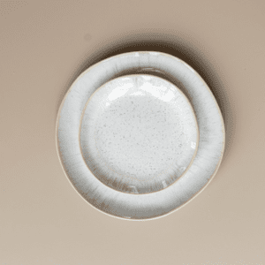 Minimalistisch beige dessertbord voor bruiloft of 21 diner tafel