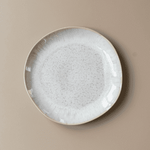 Beige lunchbordje uit zandkleurig servies, rustig servies voor bruiloft of diner tafel