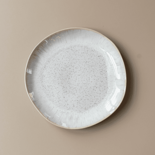 Beige lunchbordje uit zandkleurig servies, rustig servies voor bruiloft of diner tafel