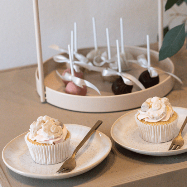 Beige dessertbord met gouden bestek Beige dessertbord met gouden bestek voor luxe 21 diner tafel
