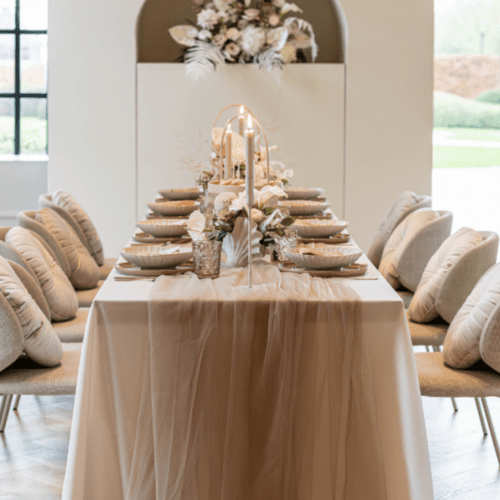 tule tafel decoratie in zachte tinten voor tafelloper op bruidstafel