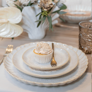 Beige dessertbord op gedekte tafel, onderdeel van serie beige minimalistisch servies te huur voor bruiloft, 21diner of diner