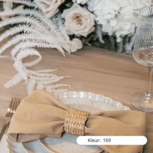 Zachte tule tafeldecoratie bruiloft Tafeldecoratie met zachte tule lagen in rustige bruiloft styling