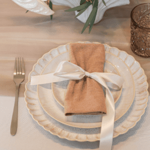 Beige dessertbord op gedekte tafel Beige dessertbord op stijlvolle bruiloft tafel
