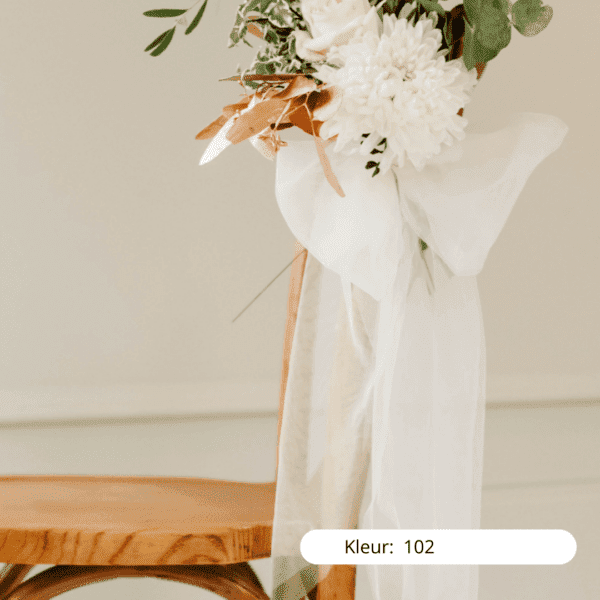 Tule stoelstrik met bloemen bruiloft Stoel met zachte tule strik en subtiele bloemen decoratie bruiloft