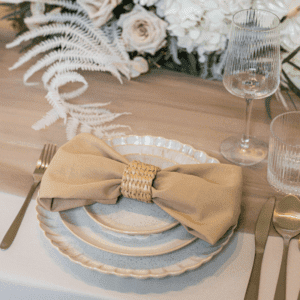 Beige servies met strik servet styling Beige bord met servet strik voor bruiloft tafelstyling