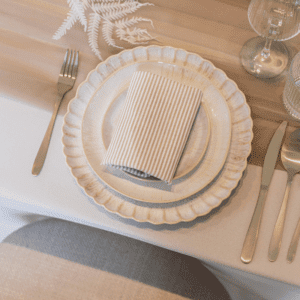 Off white / Beige bord met servet en bestek voor bruiloft tafel