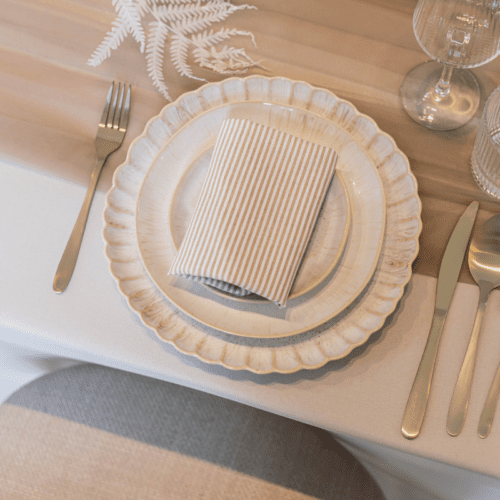 Off white / Beige bord met servet en bestek voor bruiloft tafel