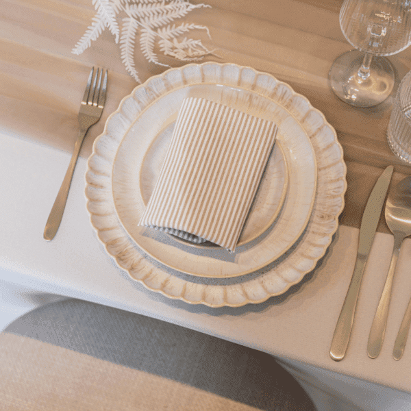 Off white / Beige servies met gevouwen servet Off white / Beige bord met servet en bestek voor bruiloft tafel