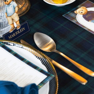 goud bestek op stijlvolle tafelsetting