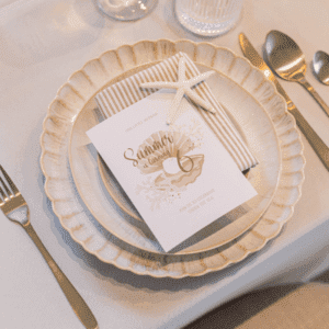 Gestapeld beige servies met lunchbord en dinerbord voor bruiloft tafel Beige lunchbordje gestapeld met dinerbord en gebaksbordje op een stijlvolle bruiloft tafelsetting