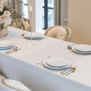 luxe goud bestek op gedekte tafel luxe goud bestek op gedekte tafel