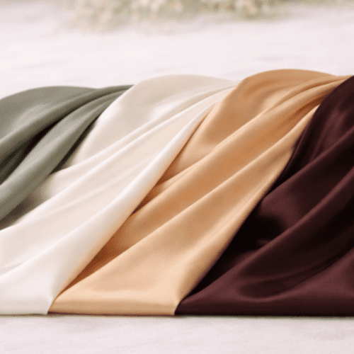 Bruiloft decoratiestof satijn in diverse mooie kleuren voor tafellopers, tafelkelden en plafonddecoratie.