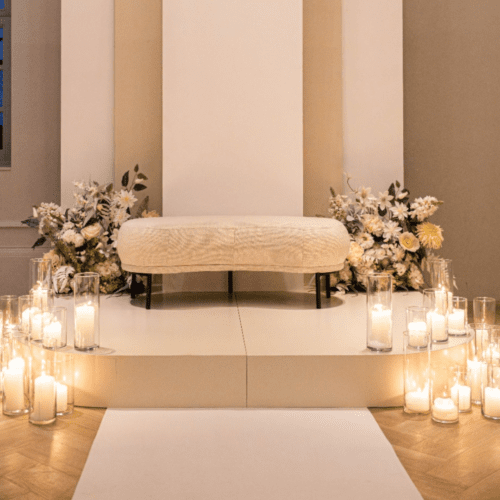 glazen cilinder windlichten tijdens trouwceremonie op podium