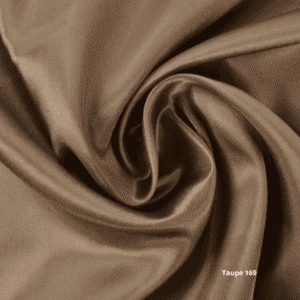 Taupe satijn 169 satijn draperie stof beige geschikt voor backdrops, tafels en decoreren van babyshowers en bruiloften in mooie beige taupe kleur