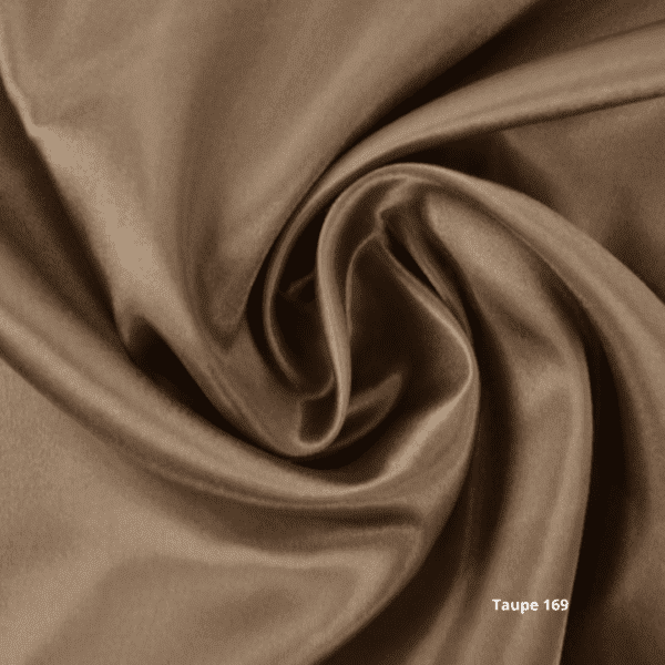 Taupe satijn 169 satijn draperie stof beige geschikt voor backdrops, tafels en decoreren van babyshowers en bruiloften in mooie beige taupe kleur