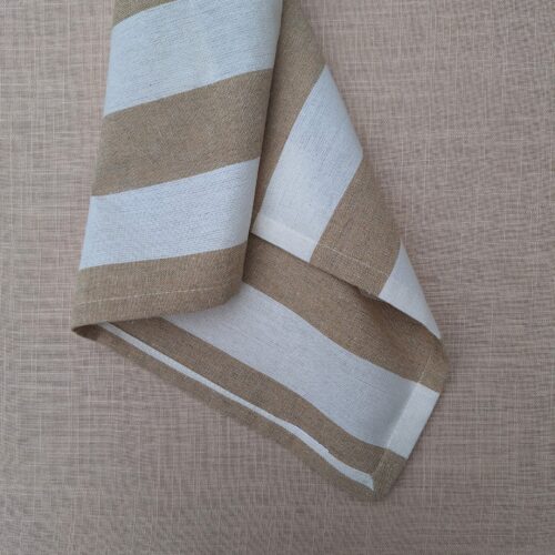 detail van gestreepte zomerse servet in beige en witte strepen. Geschikt voor bruiloftentafel en 21 diner