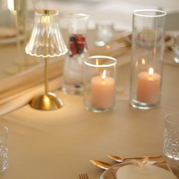 Led lampje klassiek, glazen kampje met gouden voet Led lampje klassiek, glazen kampje met gouden voet voor op bruiloft tafel. Warme verlichting voor dinertafels