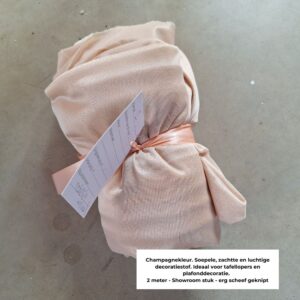 Zachte decoratiestof voor een babyshower met rustige kleuren en luchtige uitstraling.