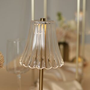 Elegant led lampje met gouden voet op 21-diner tafel. Geeft een warme verlichting voor dinertafels.