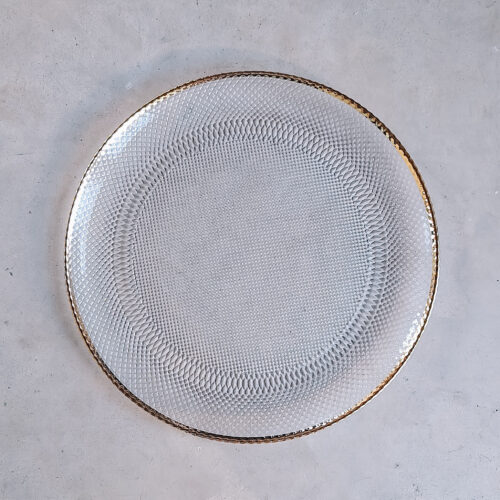 Glazen onderbord met reliëf en zachte champagne gouden rand voor elegante tafelstyling