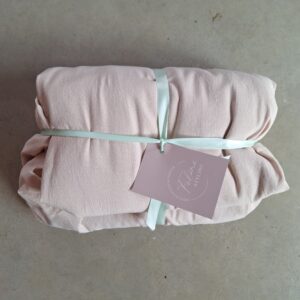 Opgerolde outlet stof voor tafelkleed bruiloft in zand kleur