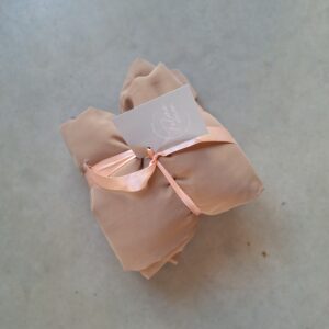 Beige tafelloper stof van 12 meter voor lange bruiloftstafels en rustige tafeldecoratie