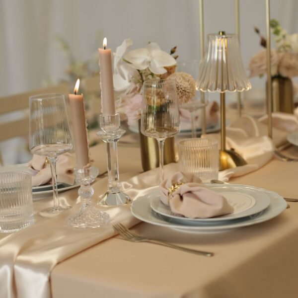 Lampjes voor op tafel, goud met glas Lampjes voor op tafel, goud met glas voor een zachte, luxe sfeer op je bruiloft