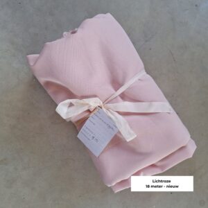 Zachtroze outlet stof van 18 meter voor babyshowers, tafelaankleding en zachte decoratie.