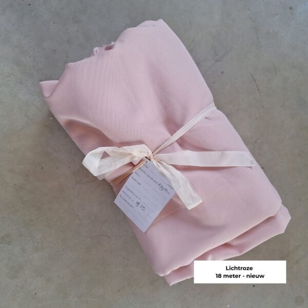 Zachtroze babyshower stof 18 meter Zachtroze outlet stof van 18 meter voor babyshowers, tafelaankleding en zachte decoratie.