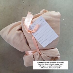 outlet stylingstoffen bruiloft; Soepele stof gebruikt als tafelloper voor tafelstyling bij een bruiloft of diner.