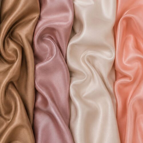 Satijnen outlet stoffen in verschillende kleuren voor tafellopers, decoratie en bruiloftstyling.
