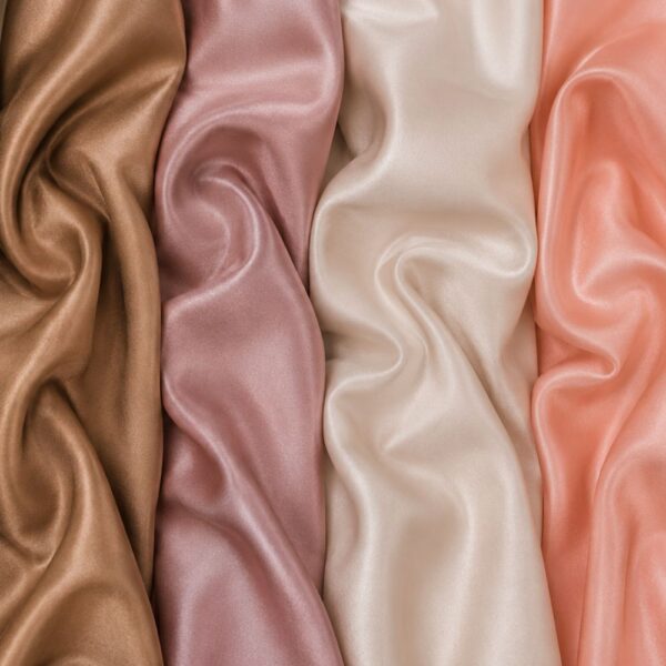 Satijnen outlet stoffen in verschillende kleuren voor tafellopers, decoratie en bruiloftstyling.