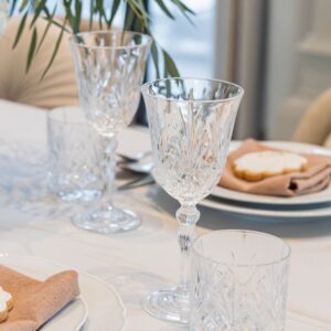 Luxe rode wijnglas van kristal voor bruiloftsdiner