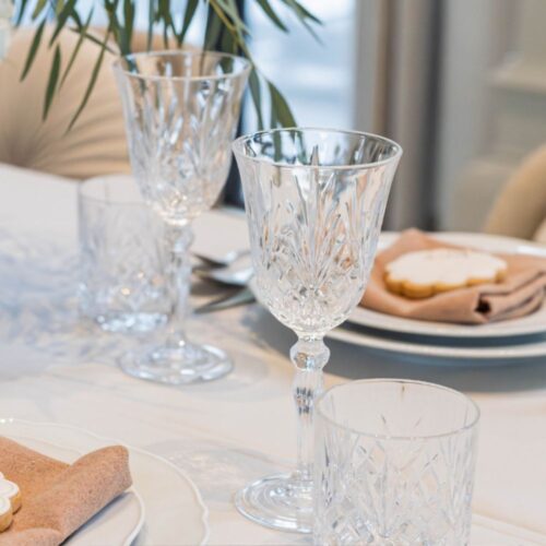 Luxe rode wijnglas van kristal voor bruiloftsdiner